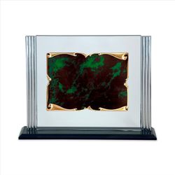 Placa Homenaje Cristal-Aluminio 27x20cm P-2259/2C Pergamino Dorado Centro Verde - Bordes Laterales Adornados C/Base Negra