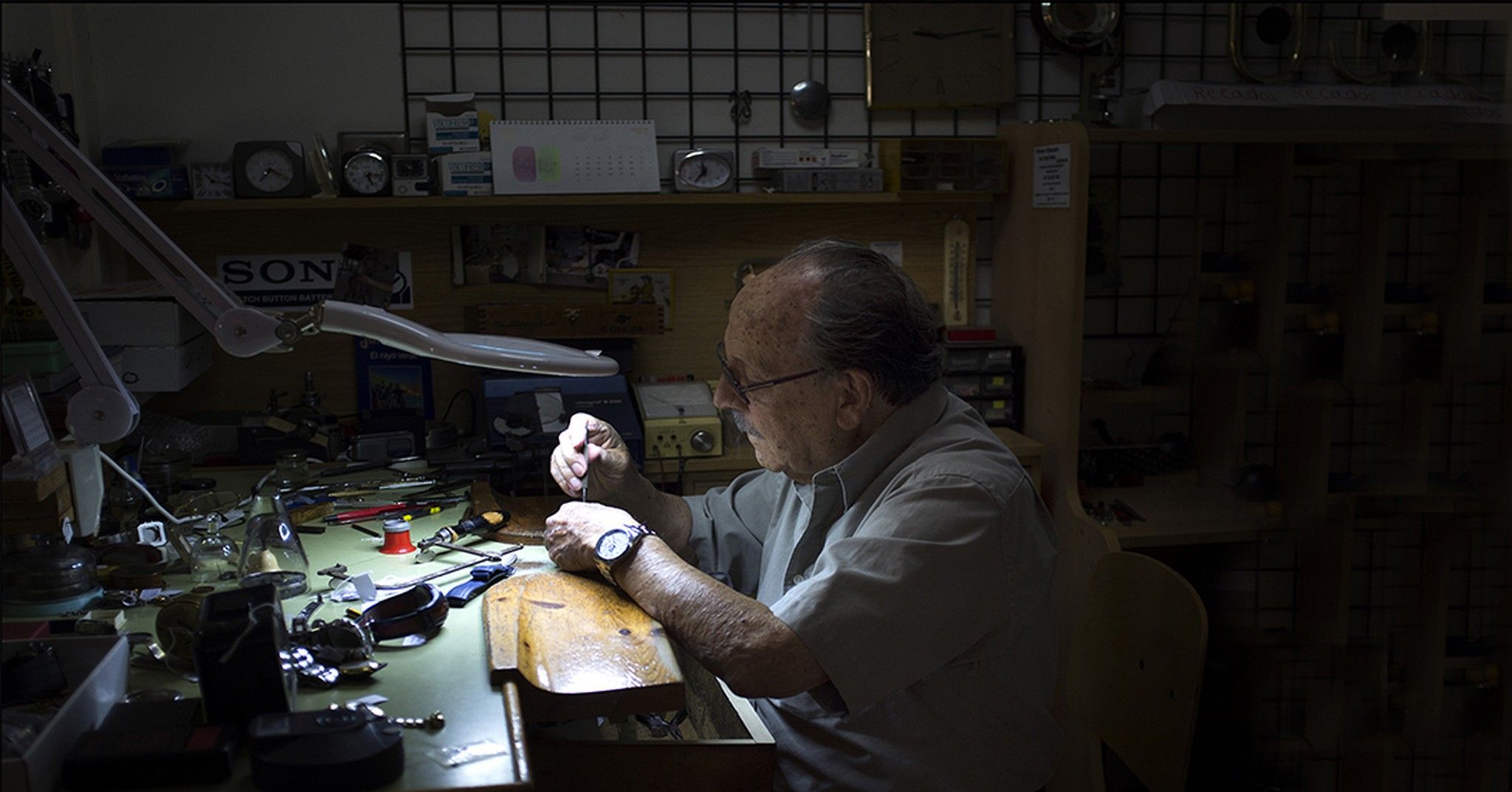 Sr. Alfonso Cánovas fundador del Joyería Cánovas trabajando en su taller